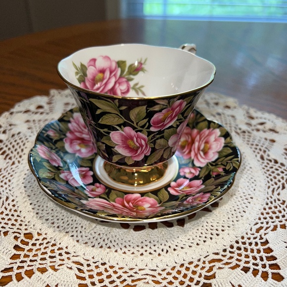Royal Albert Fine Bone China Rambler Rose Tea Cup and Saucer - Picture 1 of 9